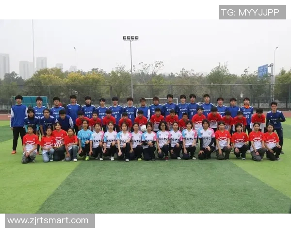 川渝足球明星联队携手共进展现地方足球魅力与团结精神